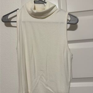 Gianni Bini cream, crop turtleneck, very soft size medium